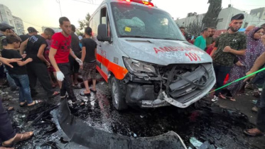 শুক্রবার গাজার আল-শিফা হাসপাতালের সামনে অ্যাম্বুলেন্স বহরের ওপর বিমানহামলা চালায় ইসরায়েল। ছবি: রয়টার্স