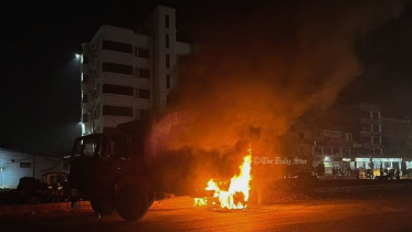 গাড়িতে আগুন.jpg