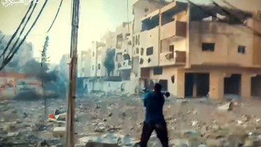 ইসরায়েলি বাহিনীর বিরুদ্ধে ট্যাংক-বিধ্বংসী মিসাইল ছুঁড়ছেন এক হামাস যোদ্ধা। ছবি: এএফপি (হামাসের মিডিয়া উইং এর কাছ থেকে পাওয়া) 