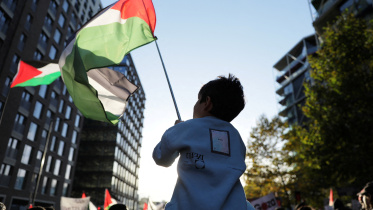 লন্ডনে ফিলিস্তিনের পক্ষে আয়োজিত বিক্ষোভে অংশ নেন তিন লাখেরও বেশি মানুষ। ছবি: রয়টার্স