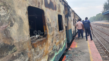 টাঙ্গাইলে ট্রেনে আগুন