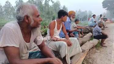 কাজের খোঁজে মানুষ.jpg