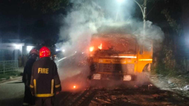 কাভার্ডভ্যানে আগুন.jpg