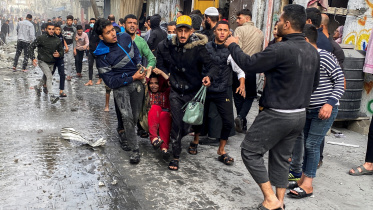 যুদ্ধবিরতি শেষে ইসরায়েলের হামলায় রাফাহ অঞ্চলে আহত হন ফিলিস্তিনিরা। ছবি: রয়টার্স