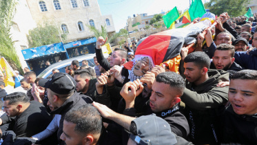 পশ্চিম তীরে সেটলারদের হামলায় নিহত ফিলিস্তিনি নাগরিক আহমেদ আসসির (৩৮) শেষকৃত্যে অংশ নিচ্ছে নিকটজনরা। ছবি: রয়টার্স