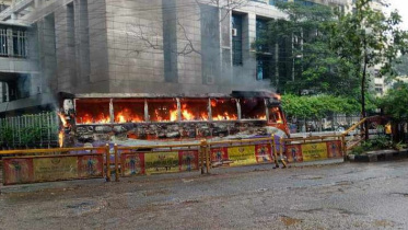 তরঙ্গ প্লাস বাসে আগুন.jpeg