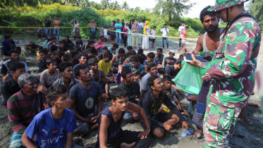 ১০ ডিসেম্বর আকেহ প্রদেশে এসে পৌঁছানো রোহিঙ্গা পুরুষদের তথ্য সংগ্রহ করছেন সামরিক বাহিনীর সদস্যরা। ছবি: রয়টার্স