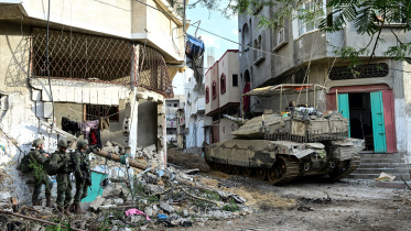 গাজা শহরের শাজাইয়া জেলায় ইসরায়েলি সেনারা ট্যাংক পরিচালনা করছেন। ছবি: রয়টার্স