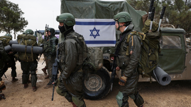 গাজা উপত্যকায় প্রবেশের জন্য প্রস্তুত হচ্ছেন ইসরায়েলি সেনারা। ছবি: রয়টার্স