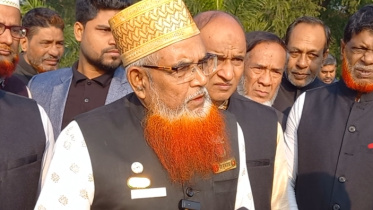 মহান বিজয় দিবস উপলক্ষে শহীদ সহযোদ্ধাদের প্রতি সম্মান জানাতে সাভারের গাজীরচট এলাকা থেকে জাতীয় স্মৃতিসৌধে এসেছিলেন বীর মুক্তিযোদ্ধা আবুল হাসনাত। 