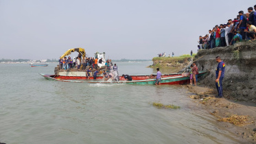 ডুবে যাওয়া ট্রলার.jpg