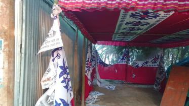 নির্বাচনী ক্যাম্পে ভাঙচুর.jpg