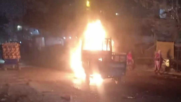 নারায়ণগঞ্জে পিকআপ ভ্যানে আগুন