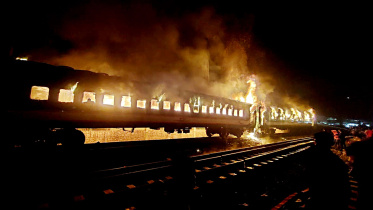 ট্রেনের জানালা দিয়ে নিসর্গের দৃশ্যাবলী দেখার স্মৃতি বুঝি মুছে গেল এ দফায়। 