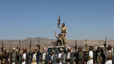 ইয়েমেনে যুক্তরাষ্ট্রের বিমানহামলার প্রতিবাদে বিক্ষোভ করছেন হুতি বাহিনীর সদস্য ও তাদের সমর্থকরা। ছবি: রয়টার্স