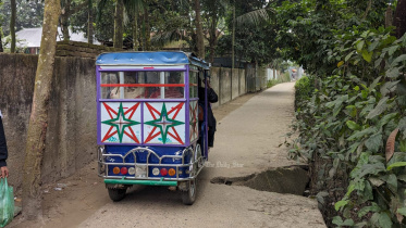 ৮ ফুটের রাস্তা নেমেছে ‘এক ফুটে’