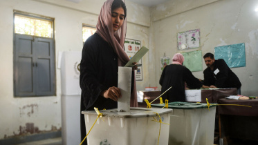 পাকিস্তানের সাধারণ নির্বাচনে ভোট দিচ্ছেন এক নারী ভোটার। ছবি: ডন