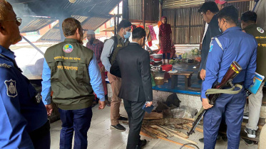 পচা খাবার বিক্রি করায় মানিকগঞ্জে ৩ রেস্তোরাঁ মালিককে জরিমানা