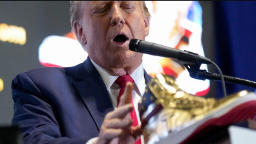 ট্রাম্প যুক্তরাষ্ট্রের ফিলাডেলফিয়া অঙ্গরাজ্যে ‘স্নিকার কন’ নামে এক সম্মেলনে বক্তব্য রাখার সময় ডায়াসের ওপর এক জোড়া সোনালি রঙের জুতা রাখেন এবং ‘ট্রাম্প স্নিকার’ বাজারে আনার ঘোষণা দেন। ছবি: ডয়চে ভেলে/ম্যানুয়েল বলচে চেনেতা/এপি ফটো/পিকচার অ্যালায়েন্স 