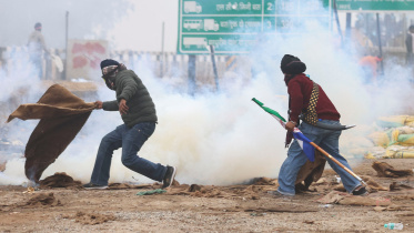 কৃষকদের রোডমার্চে পুলিশের টিয়ার শেল। ছবি: রয়টার্স