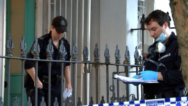 নিহত ব্যক্তির বাড়িতে অনুসন্ধান চালাচ্ছে অস্ট্রেলীয় পুলিশ। ছবি: এএফপি