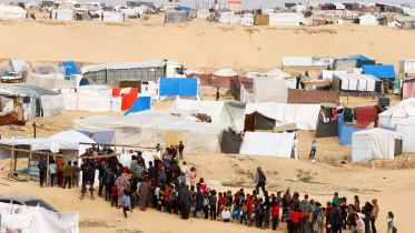 দক্ষিণ গাজার রাফাহ শহরে বাস্তুচ্যুত ফিলিস্তিনিরা খাবারের জন্য লাইন ধরে দাঁড়িয়েছেন। ছবি: রয়টার্স (২৭ ফেব্রুয়ারি, ২০২৪) 