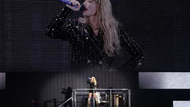 এরাস টুরে সঙ্গীত পরিবেশনা করছেন মার্কিন পপ তারকা টেইলর সুইফট। ছবি: এএফপি