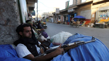 ইয়েমেনের রাজধানীতে একটি চেকপয়েন্টে অপেক্ষা করছেন হুতি যোদ্ধারা। ফাইল ছবি: রয়টার্স