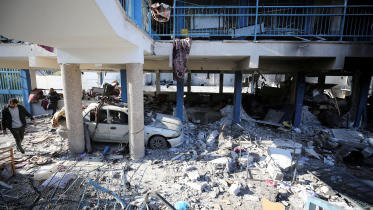 গাজা সিটিতে ইসরায়েলি হামলার পর ধ্বংসযজ্ঞ পর্যবেক্ষণ করছেন ফিলিস্তিনিরা। ছবি: রয়টার্স