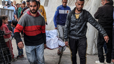 দক্ষিণ গাজার আল নাজ্জার হাসপাতালে বিমানহামলায় নিহতদের মরদেহ নিয়ে যাচ্ছেন ফিলিস্তিনিরা। ছবি: রয়টার্স (২০ মার্চ, ২০২৪)