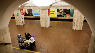 ড্রোন হামলার সময় মেট্রো স্টেশনে আশ্রয় নিয়েছেন ইউক্রেনীয়রা। ছবি: রয়টার্স 