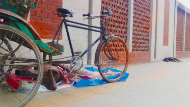 জীবনানন্দ মনে করতেন ‘ঘুমের মাঝে মৃত্যুর মতন শান্তি আছে’। তাই জেগে থেকেও ‘ঘুমাবার সাধ’ ভালোবেসেছিলেন তিনি। 