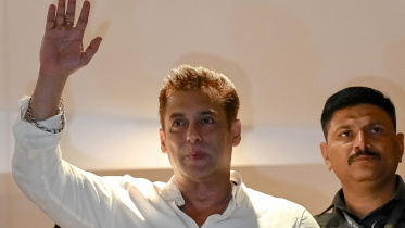 ঈদের দিন বাড়ির সামনে জমায়েত হওয়া ভক্তদের উদ্দেশে হাত নাড়ছেন সালমান খান। ছবি: এএফপি (১১ এপ্রিল, ২০২৪)