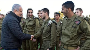 নেতজাহ ইয়েহুদা ব্যাটালিয়নের সেনাদের সঙ্গে বেনিয়ামিন নেতানিয়াহু। ছবি: ইসরায়েলি প্রধানমন্ত্রীর কার্যালয়ের ওয়েবসাইট/জিপিও