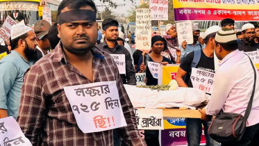 গত প্রায় তিন বছর ধরে কলকাতার রাস্তায় বসে আন্দোলন করছেন চাকরিপ্রার্থীরা। ছবি: ডয়চে ভেলে