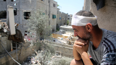 গাজার রাফার এই বাড়িতে ইসরায়েল বিমানহামলা চালালেও প্রাণে বেঁচে যান ফিলিস্তিনি নাগরিক আবদেল রহমান বারিকা। ছবি: রয়টার্স