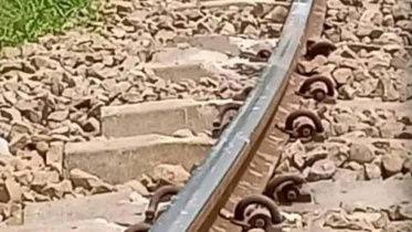 রেললাইন বেঁকে গেছে