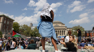 শিক্ষার্থীদের বহিষ্কারের পরও কলাম্বিয়া বিশ্ববিদ্যালয়ে চলছে ফিলিস্তিনের পক্ষে বিক্ষোভ। ছবি: রয়টার্স