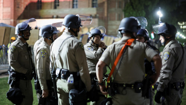 ইউসিএলএ বিশ্ববিদ্যালয়ে শিক্ষার্থীদের গ্রেপ্তারের জন্য জমায়েত হয়েছে পুলিশ। ছবি: রয়টার্স