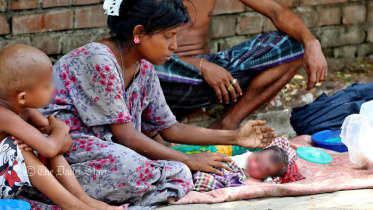 লালবাতির নিষেধ ছিল না। তবু ঢাকার মতোই ‘ঝড়ের বেগে ধাবমান’ কলকাতা শহরকে এক লহমায় থামিয়ে দিয়েছিল টালমাটাল পায়ে রাস্তার এক পার থেকে অন্য পারে হেঁটে যেতে থাকা উলঙ্গ এক শিশু।