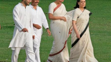 গান্ধী পরিবারের সদস্যরা। ডান থেকে বাঁয়ে: সোনিয়া গান্ধী, প্রিয়াঙ্কা গান্ধী, প্রিয়াঙ্কা গান্ধীর স্বামী রবার্ট ভাদ্রা ও রাহুল গান্ধী। ফাইল ছবি: রয়টার্স