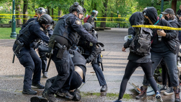 পোর্টল্যান্ড বিশ্ববিদ্যালয়ে এক বিক্ষোভকারীকে গ্রেপ্তার করছে পুলিশ। ছবি: রয়টার্স