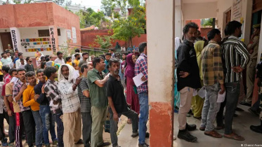 লোকসভা নির্বাচনের তৃতীয় পর্যাইয়ের ভোট শুরু হয়েছে। ছবি; চান্নি আনান্দ/এপি/পিকচার অ্যালায়েন্স/ডয়চে ভেলে