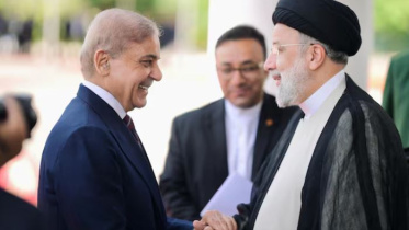 ২২ এপ্রিল পাকিস্তানে পৌঁছানোর পর ইব্রাহিম রাইসিকে স্বাগত জানান শেহবাজ শরীফ। ছবি: রয়টার্স (ফাইল)