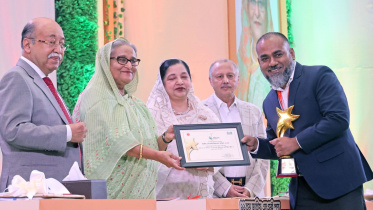 wali_receiving_award_from_pm.jpg