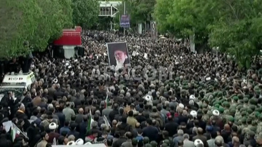 ইরানের প্রেসিডেন্ট রাইসির দাফনে লাখো মানুষের ঢল। ছবি: এএফপির ভিডিও থেকে স্ক্রিনশট