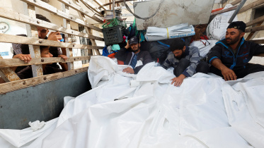 রাফার আশ্রয়শিবিরে ইসরায়েলি হামলায় নিহতদের মরদেহ। ছবি: রয়টার্স