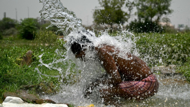 যমুনার তীরে পাইপ থেকে বের হয়ে আসা পানিতে গোসল করে গরমের হাত থেকে বাঁচার চেষ্টা করছেন এই দিল্লিবাসী। ছবি: এএফপি