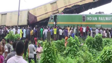 কাঞ্চনজঙ্ঘা এক্সপ্রেসকে পেছন থেকে ধাক্কা দেয় একটি মালবাহী ট্রেন। ছবি: স্টেটসম্যান