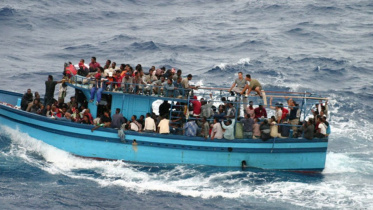 এ ধরনের কাঠের নৌকায় করে প্রতি বছর অভিবাসনপ্রত্যাশীরা ইউরোপের উদ্দেশে রওনা হন। প্রতীকী ছবি: ইউএনএইচসিআরের ওয়েবসাইট থেকে সংগৃহীত